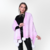 Manta em Tricot Pied de Poule com pompom em Pele de coelho removível de Fabiane Frank feminino Fur and Shop Mantô Xale rosa claro e branco quentinha para o frio do outono inverno 2024 2025 