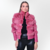 Casaco Slim em pele natural de coelho e couro pelica de cabra com design exclusivo em camadas com gola alta e bolso jaqueta casaqueto feminino Fabiane Frank Fur and Shop quentinho para o frio do outono inverno 2024 2025 Frente Viva Magenta Rosa