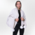 Manta em Tricot Pied de Poule com pompom em Pele de coelho removível de Fabiane Frank feminino Fur and Shop Mantô Xale bege off white e branco quentinha para o frio do outono inverno 2024 2025 