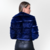 Jaqueta Bomber Urbanchic Casaco em pele de coelho e pelica de cabra com gola bolso fechamento botões de pressão feminino pescoço quente para o frio do outono inverno sofisticada e casual Fabiane Frank Fur and Shop 2024 2025 azul royal marinho escuro costa