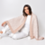 Manta em Tricot Pied de Poule com pompom em Pele de coelho removível de Fabiane Frank feminino Fur and Shop Mantô Xale rosa rosé e branco quentinha para o frio do outono inverno 2024 2025 