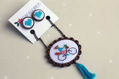 Set de collar y topos bordados Chica en Bici en internet