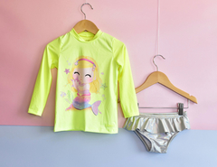 Conjunto blusa e tanga holográfica sereia proteção UV 50+ amarelo neon