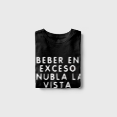 Camiseta T-shirt Beber en Exceso Nubla la Vista (REPOSIÇÃO, NOVOS TAMANHOS NO ESTOQUE!) - Blue Tree