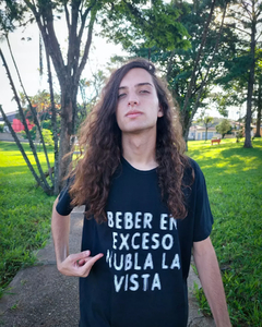 Camiseta T-shirt Beber en Exceso Nubla la Vista (REPOSIÇÃO, NOVOS TAMANHOS NO ESTOQUE!)