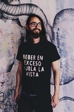 Camiseta T-shirt Beber en Exceso Nubla la Vista (REPOSIÇÃO, NOVOS TAMANHOS NO ESTOQUE!) na internet