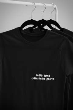 Camiseta T-shirt Divertida com a frase Mais uma Camiseta Preta