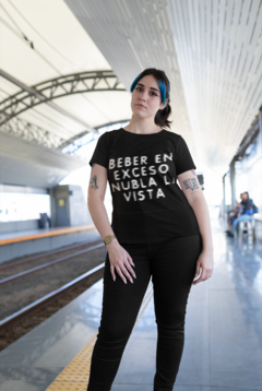 Camiseta T-shirt Beber en Exceso Nubla la Vista (REPOSIÇÃO, NOVOS TAMANHOS NO ESTOQUE!) na internet