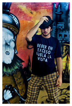 Imagem do Camiseta T-shirt Beber en Exceso Nubla la Vista (REPOSIÇÃO, NOVOS TAMANHOS NO ESTOQUE!)