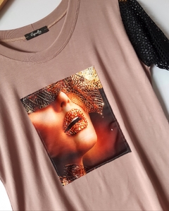 T-shirt de luxo com detalhe na manga de tule - Melo Boutique