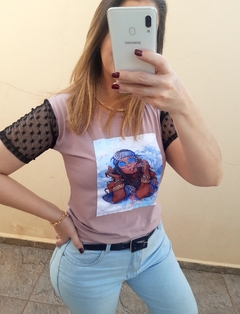 Camiseta com manga de tule