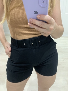 Shorts Mia na internet