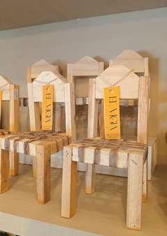 Mini sillas de madera y cuero