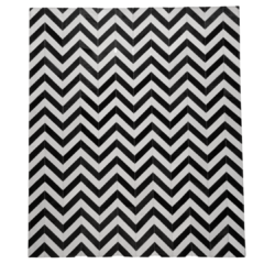 Tapete de couro Unique Geométrico Chevron Preto e Branco 2,10m X 2,50m