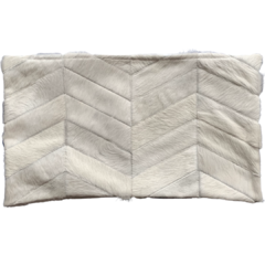 Almofada de Couro Chevron Off White 57cm x 33cm