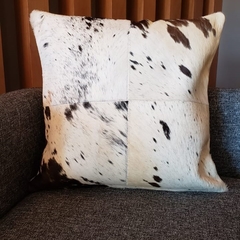 Kit Almofada de Couro Quadriculado Marrom Escuro e Branco 40cm x 40cm - Cowhide - Tapetes em Couro