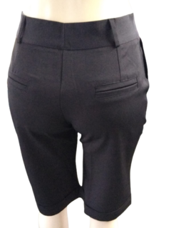 Bermuda social feminina, na cor preta, cós alto, 2 bolsos na frente e 2 bolsos embutidos atrás.