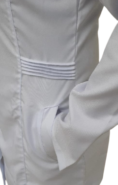 Jaleco gola redonda gabardine bolso embutidos plissados lateral Manga 3/4 com botão