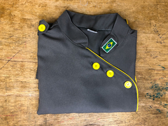 Dólmã clean cinza manga curta com detalhes no amarelo estilo militar Gabardine 