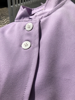 Jaleco hospitalar feminino no tecido two way; colorido; manga longa; punho de camisa. Disponível nas cores: branco e lilás.