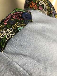 Dólmã manga curta em jeans claro 100% algodão Detalhes em tricoline