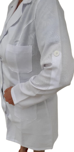Jaleco em Oxford acinturado feminino 3 bolsos manga longa manga 3/4 com botão na manga Branco