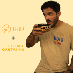 Camiseta unissex "Bora dá-lhe" areia Collab Thiago Castanho