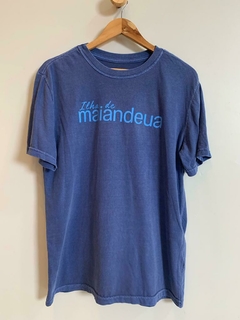 Camiseta padrão "Ilha de Maiandeua" azul marinho com azul piscina