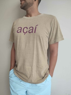 Camiseta unissex "Açaí" areia com roxo