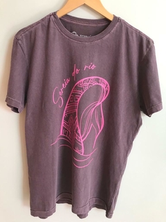 Camiseta padrão "Sereia do Rio" roxo com rosa