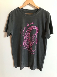 Camiseta padrão "Sereia do Rio" cinza chumbo com rosa