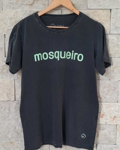 Camiseta unissex "Mosqueiro" cinza chumbo com verde água