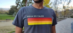 Camiseta unissex "Égua do calor" cinza chumbo na internet