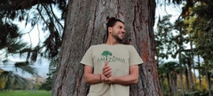 Camiseta "Amazônia" areia com verde musgo na internet