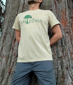 Camiseta "Amazônia" areia com verde musgo - comprar online