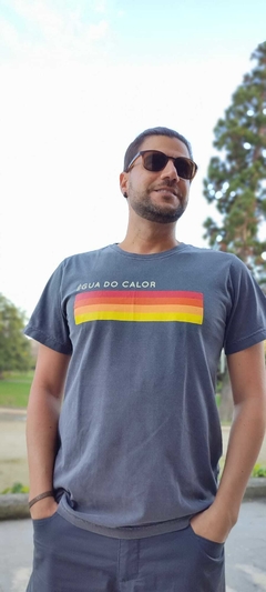 Camiseta unissex "Égua do calor" cinza chumbo