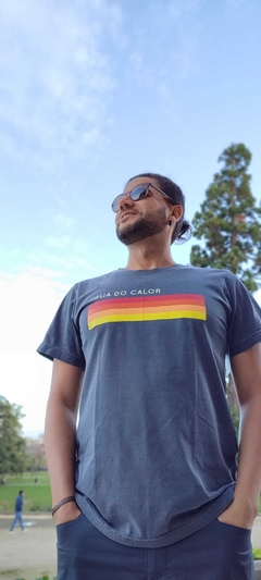 Camiseta unissex "Égua do calor" cinza chumbo - comprar online