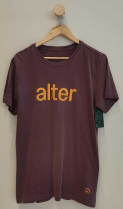 Camiseta unissex "Alter" roxo com mostarda