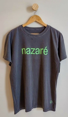 Camiseta unissex "Nazaré" - cinza chumbo com verde