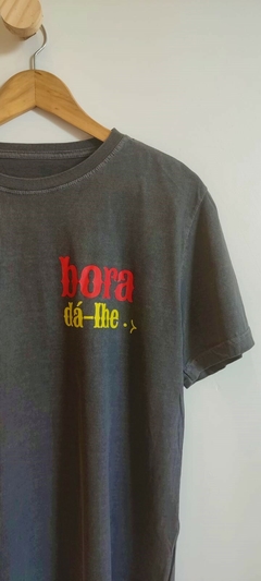 Camiseta unissex "Bora dá-lhe" cinza Collab Thiago Castanho na internet