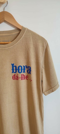 Camiseta unissex "Bora dá-lhe" areia Collab Thiago Castanho na internet