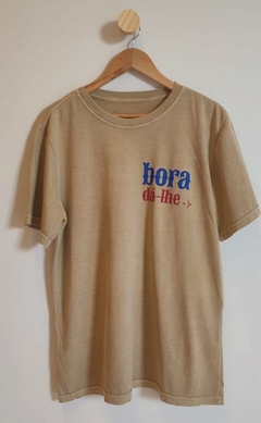 Camiseta unissex "Bora dá-lhe" areia Collab Thiago Castanho - comprar online