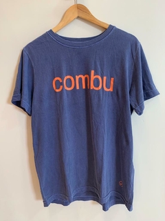 Camiseta Unissex Combu - azul marinho com laranja