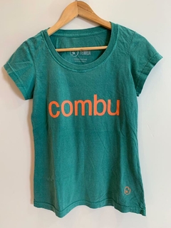 Camiseta baby long Combu verde musgo com laranja