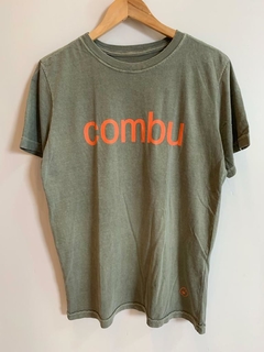 Camiseta Combu Unissex verde militar com laranja