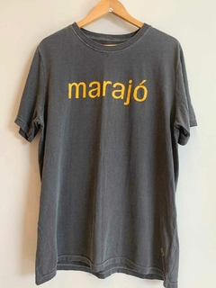 Camiseta unissex "marajó" cinza com mostarda