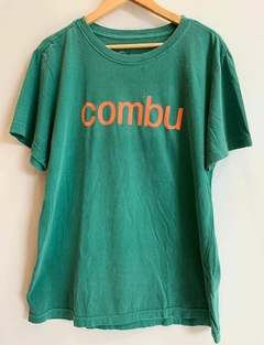 Camiseta unissex "combu" verde com laranja