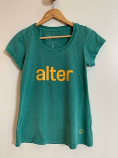 Camiseta babylong "Alter" verde musgo com mostarda