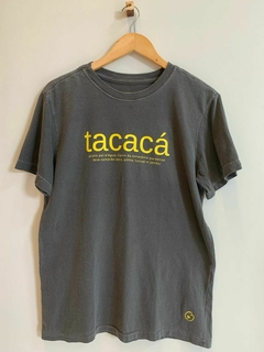 Camiseta unissex "Tacacá" cinza chumbo com amarelo