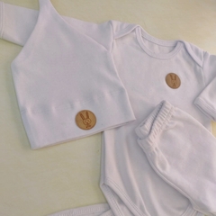 Ajuar 4 piezas BLANCO algodón : Body + Pantalón + Gorro + Babita - comprar online